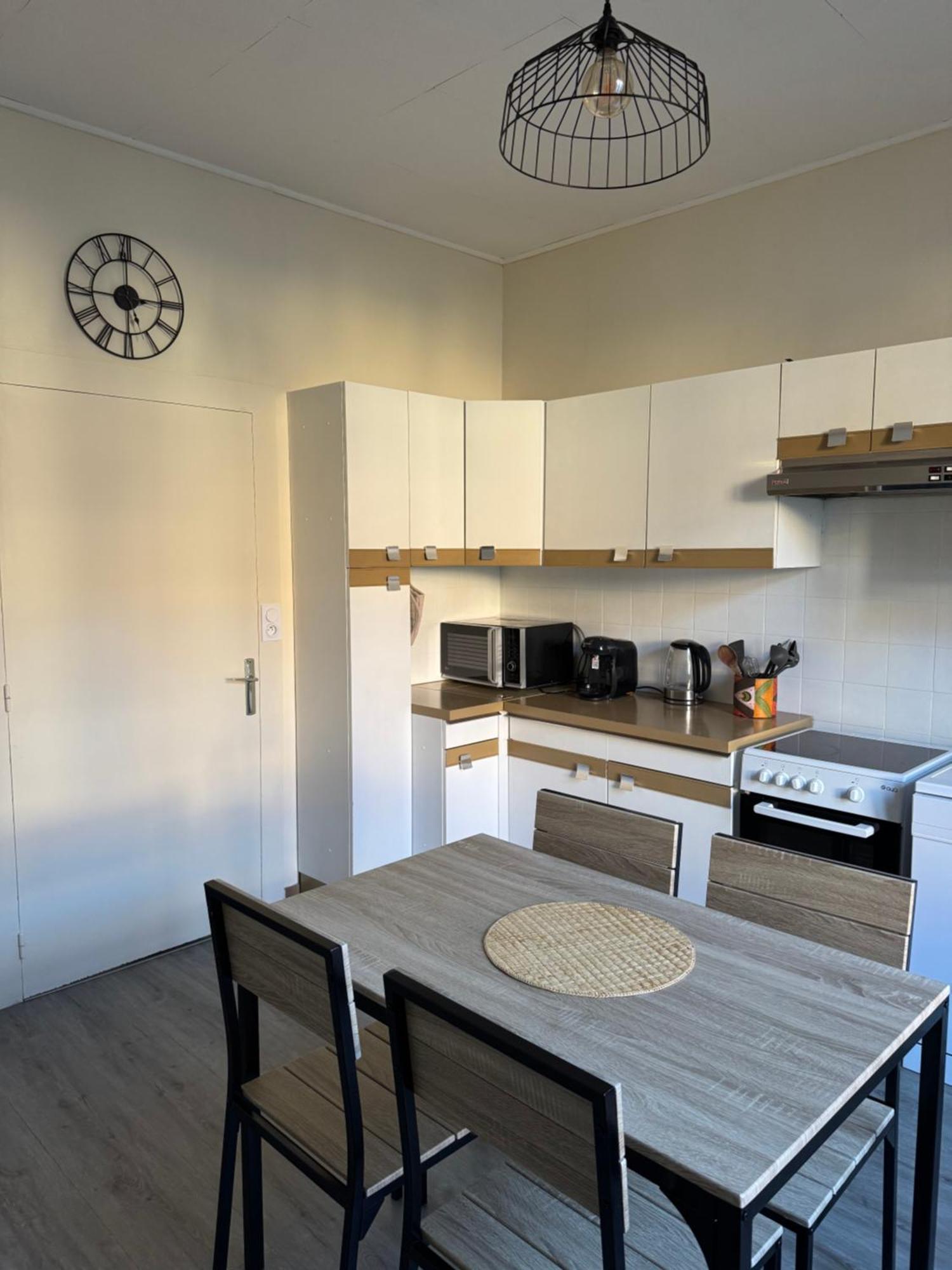 Appartement T4 70M2 - Meuble - Centre Ville - Proche Thermes Lons-le-Saunier Exterior photo